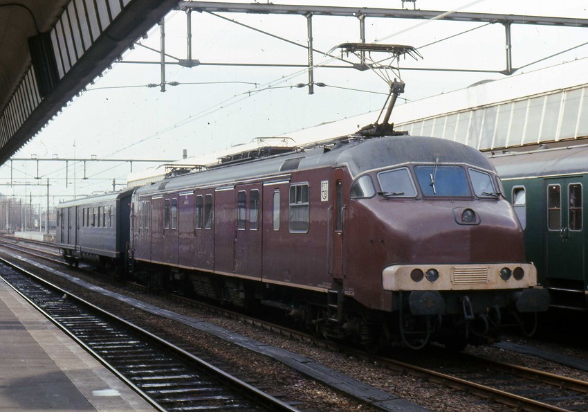 大人気国産ARNOLD #0245 ＮＳ（オランダ国鉄） ｍＰ３０００型郵便電車（ブラウン）セット分割品　オランダ向け限定品 外国車輌