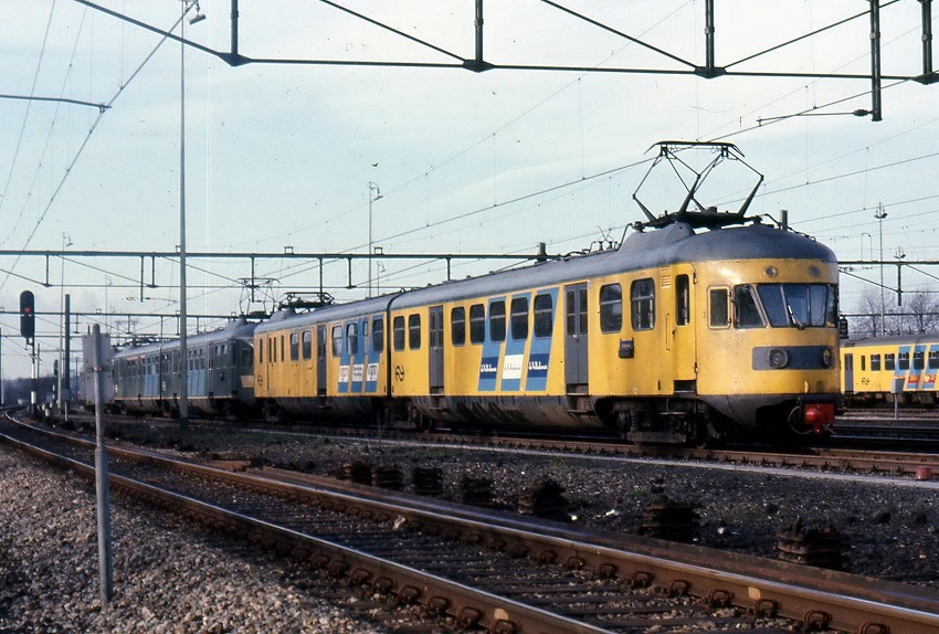 人気即納ARNOLD #0245 ＮＳ（オランダ国鉄） ｍＰ３０００型郵便電車（ブラウン）セット分割品　オランダ向け限定品 外国車輌